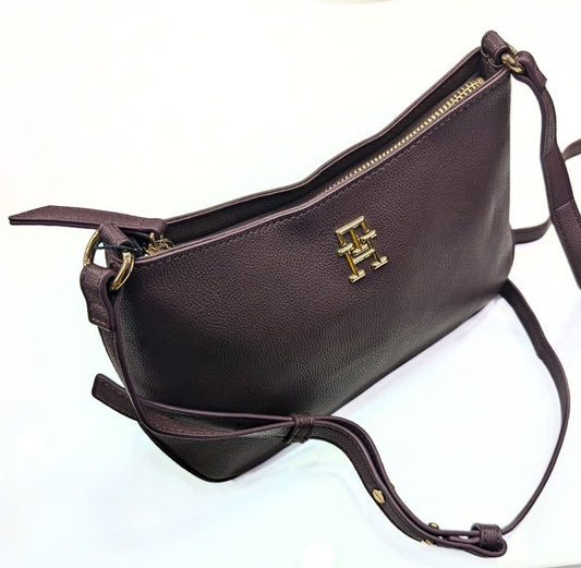Sac à Main Tommy Hilfiger en Cuir Bordeaux – Élégance & Distinction.