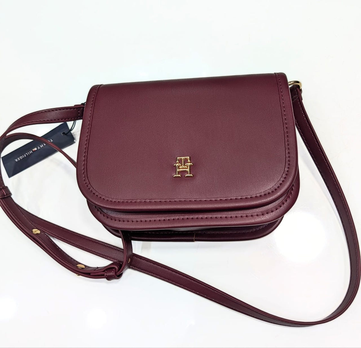 Sac Tommy Hilfiger Bandoulière Élégant en Cuir Bordeaux — L'Atout Chic Intemporel.
