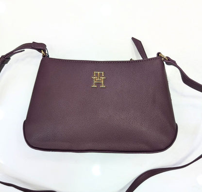 Sac à Main Tommy Hilfiger en Cuir Bordeaux – Élégance & Distinction.