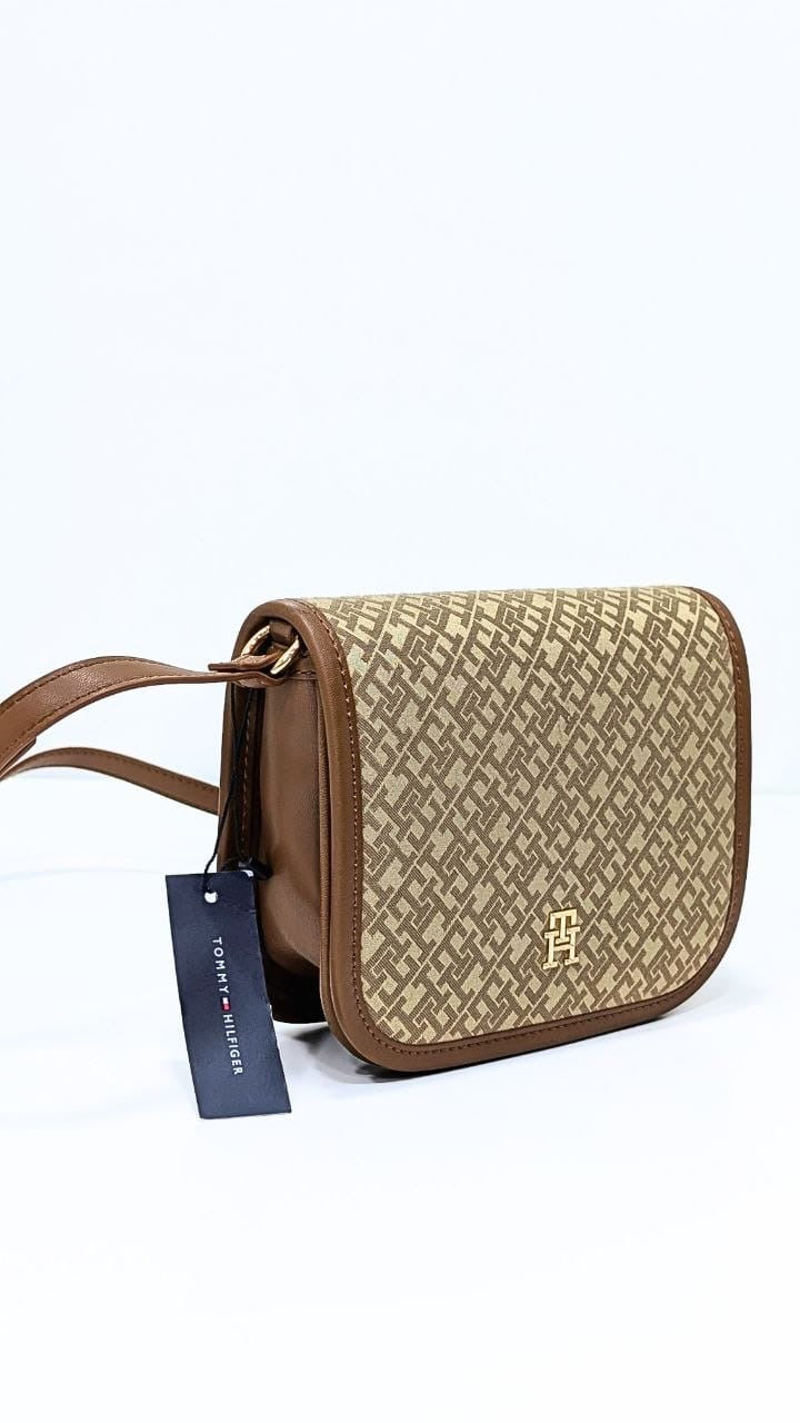 Sac à bandoulière monogrammée Tommy Hilfiger.