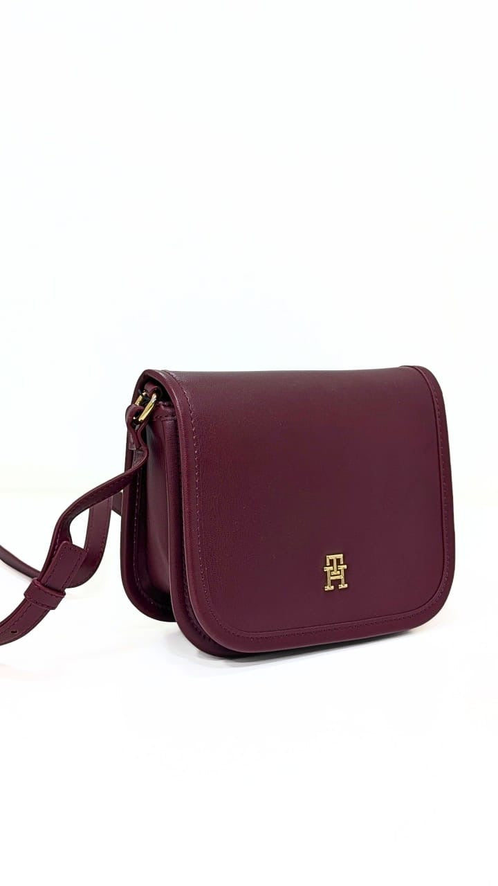 Sac Tommy Hilfiger Bandoulière Élégant en Cuir Bordeaux — L'Atout Chic Intemporel.