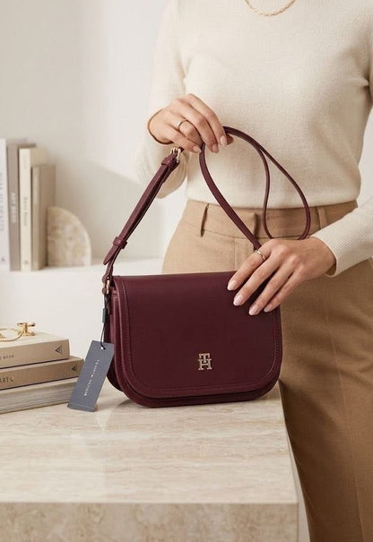 Sac Tommy Hilfiger Bandoulière Élégant en Cuir Bordeaux — L'Atout Chic Intemporel.