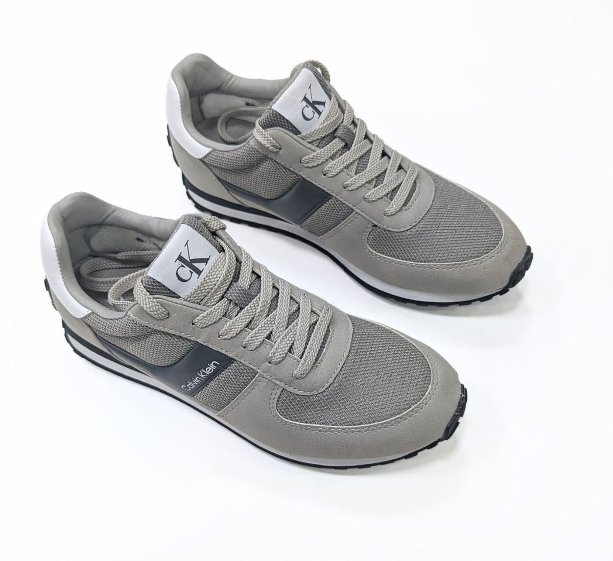 Sneakers rétro-running Calvin Klein - Gris et Blanc.