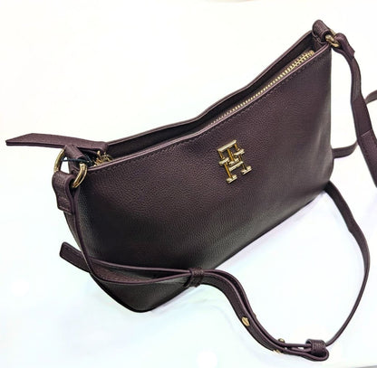Sac à Main Tommy Hilfiger en Cuir Bordeaux – Élégance & Distinction.