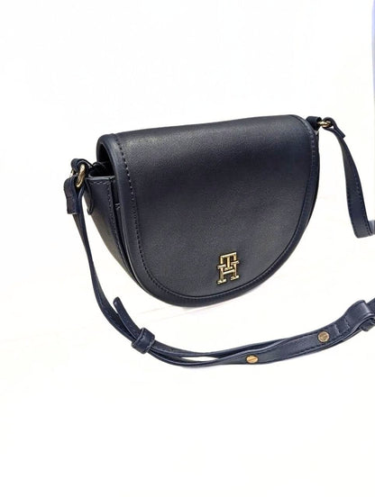 Sac Bandoulière Tommy Hilfiger Demi-Lune Bleu Marine à Monogramme Doré.